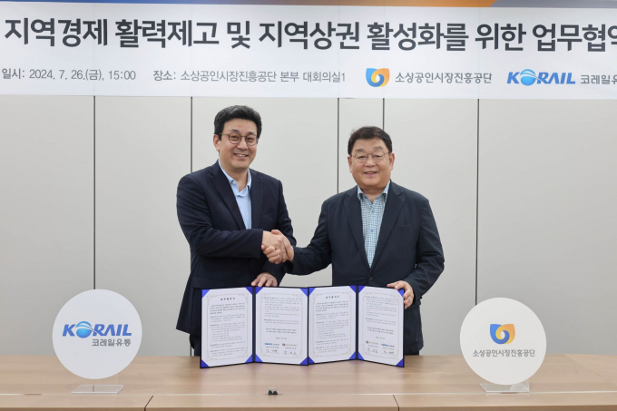 김영태 코레일유통 대표(왼쪽)와 박성효 소상공인시장진흥공단 이사장이 업무협약 후 기념촬영을 하고 있다./사진=코레일유통