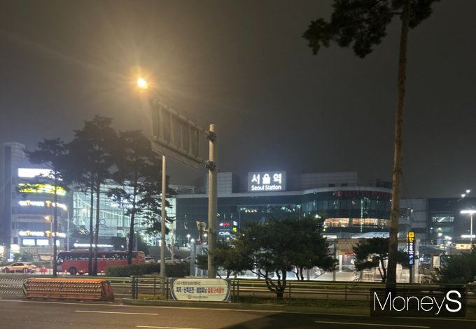 서울시가 서울역 공간 대개조를 위해 전문가와 업체를 대상으로 하는 '서울역 일대 공간기획 국제공모'에 들어간다. 사진은 서울역. /사진=김성아 기자