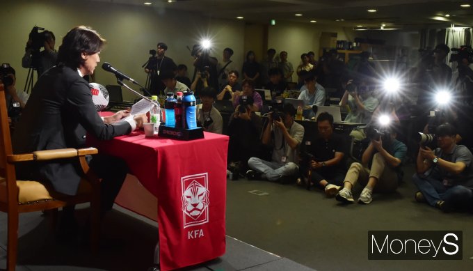 [머니S포토] 洪 축구 감독 취임 후 첫 기자회견, 특혜시비 논란 여전