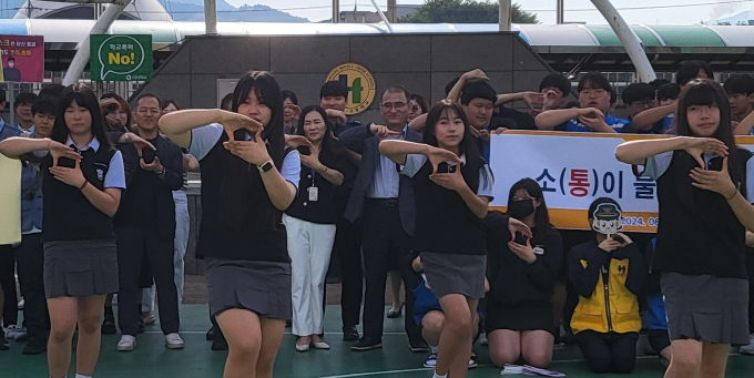 이번 달 3주간 진행한 '학교폭력제로_챌린지'에 학생, 교사 등 6300여명_참여했다. 사진은 챌린지에 참여한 학생들이 학교폭력을 없애자는 주제로 댄스 영상을 촬영하고 있다. 
