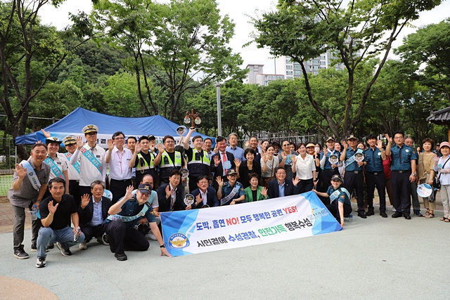 지난 25일 수성구 매호공원 일대에서 특별순찰 활동이 진행된 가운데 참석자들이 단체사진을 촬영하고 있다./사진제공=대구 수성경찰서