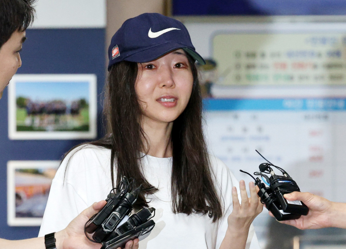  어도어 민희진 대표 측이 사내 성희롱 사건을 은폐했다는 의혹에 대해 부인했다. 사진은 지난 9일 서울 용산경찰서에서 취재진의 질문에 답변한 민희진 어도어 대표. /사진=뉴스1