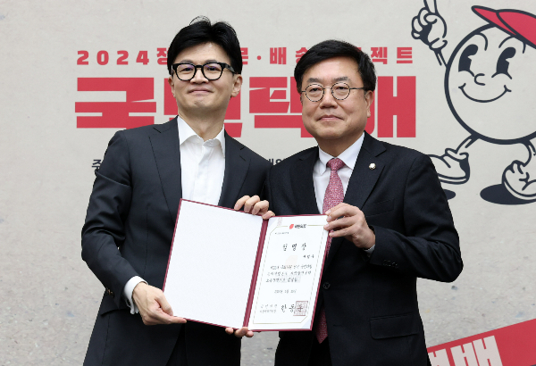한동훈 국민의힘 신임 당대표가 서범수 신임 사무총장을 임명하며 당내 새로운 변화를 당부했다. 사진은 지난 1월15일 서울 여의도 국회에서 열린 제22대 국회의원선거 국민의힘 공약개발본부 출범식에서 참석한 한동훈 국민의힘 대표(왼쪽)과 서범수 신임 사무총장(오른쪽). /사진=뉴시스