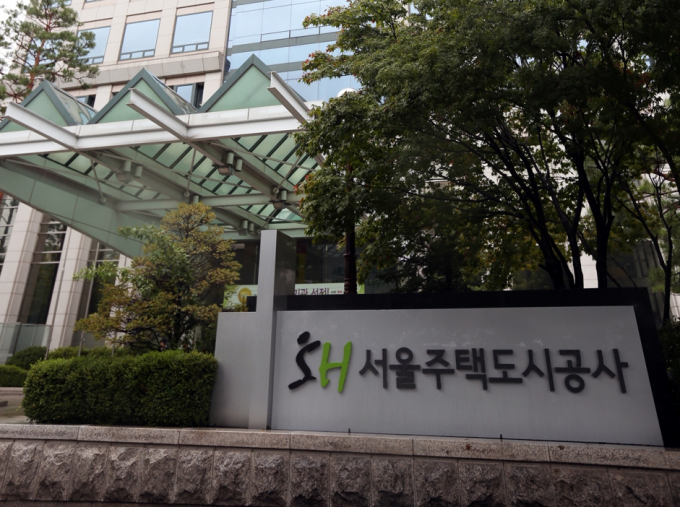 SH공사가 주택 고가 매입에 대한 사회적 우려를 불식하기 위한 연구에 착수했다. 사진은 서울 강남구 개포동 SH공사 본사. /사진=SH공사