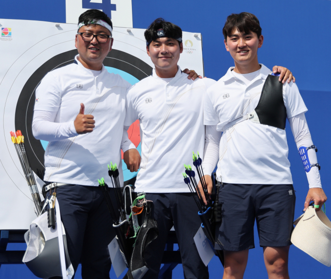 29일(한국시각) 2024 파리올림픽에서 한국 선수단이 금메달을 추가할 경우 한국 선수단의 누적 100번째 하계올림픽 금메달이 된다. 사진은 이날 금메달 추가를 기대하고 있는 남자 양궁 대표팀 선수들. /사진=뉴시스     