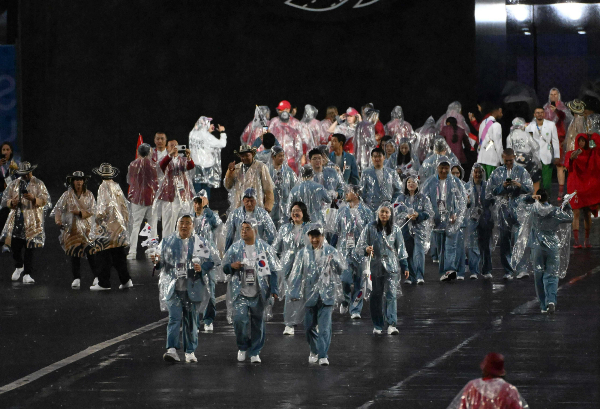 2024 파리올림픽 한국 대표팀이 금메달을 따지 못했으면 좋겠다는 글이 커뮤니티에 퍼져 누리꾼들의 분노를 사고 있다. 사진은 지난 26일(현지시각) 프랑스 파리 트로카데로 광장에서 열린 2024 파리올림픽 개회식에 참석한 한국 선수단. /사진=뉴시스