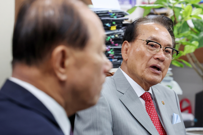  (사진 오른쪽)김호일 대한노인회장이 지난 6월11일 대한노인회중앙회를 예방한 황우여 국민의힘 비상대책위원장을 만났다. /사진=뉴스1