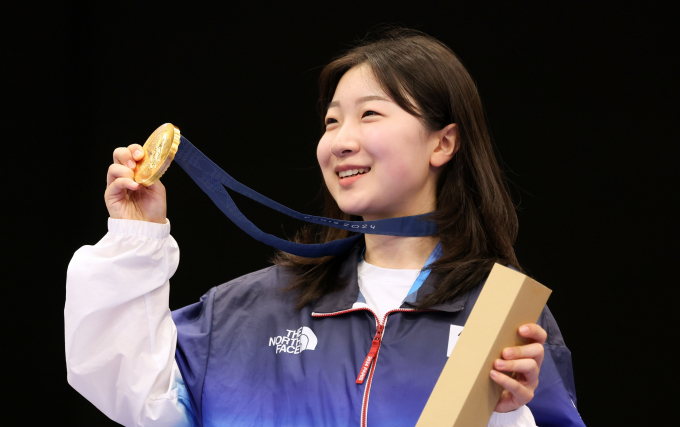 2024 파리올림픽 선수단 최연소 선수인 반효진(17)선수가 한국 선수단 4번째로 금메달을 따내며 한국 하계올림픽 100번째 금메달을 달성했다. 사진은 29일(한국시각) 프랑스 샤토루 슈팅 센터에서 열린 2024 파리올림픽 사격 공기소총 10M 여자 개인전에서 금메달을 딴 반효진(17)선수. /사진=뉴스1 