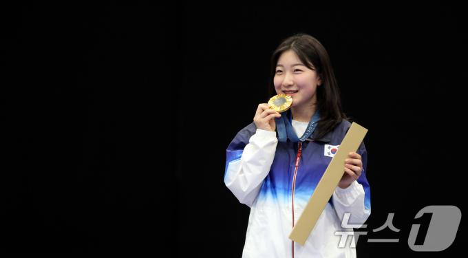 [사진] 금메달 깨무는 반효진