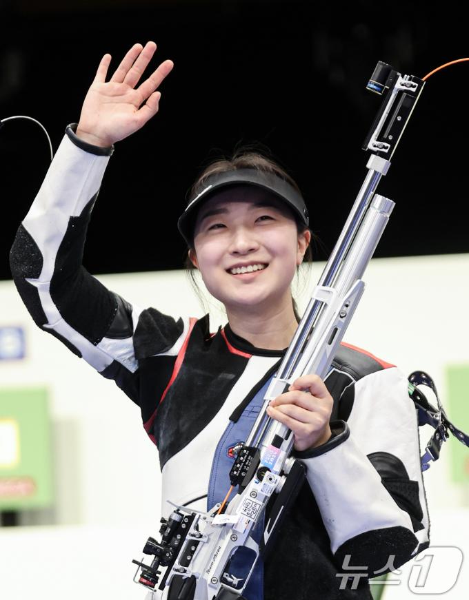 대한민국 사격 대표팀 반효진이 29일(한국시간) 프랑스  샤토루 슈팅 센터에서 열린 2024 파리올림픽 사격 공기소총 10m 여자 결선에서 금메달을 확정지은 후 기뻐하고 있다. 2024.7.29/뉴스1 ⓒ News1 이동해 기자