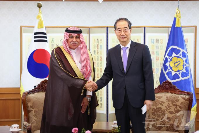 [사진] 마지드 알까사비 사우디 상무부 장관 접견하는 한덕수 총리