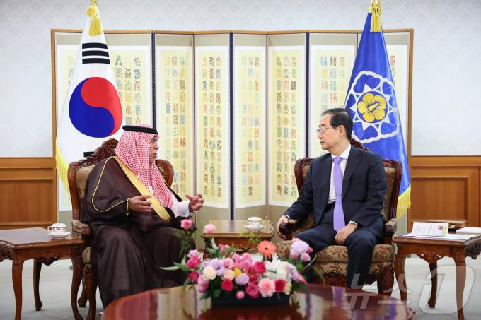 [사진] 한덕수 총리, 마지드 알까사비 사우디 상무부 장관 접견