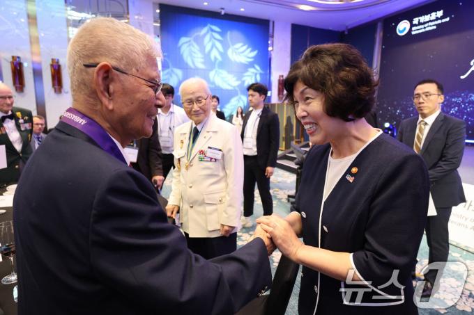 [사진] 참전 용사와 인사하는 강정애 장관