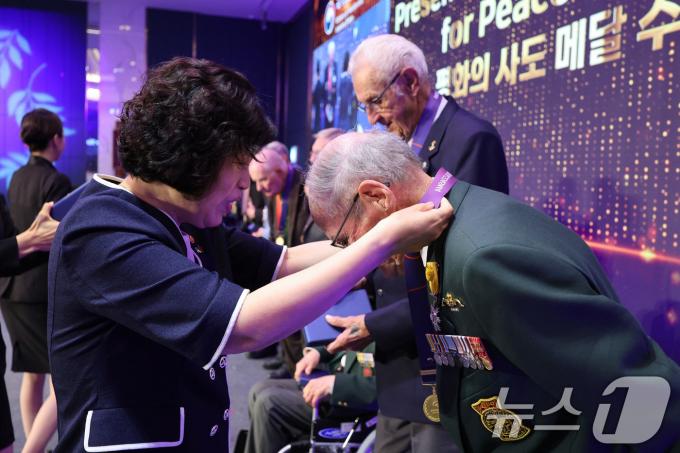 [사진] 평화의 사도 메달 수여하는 강정애 장관