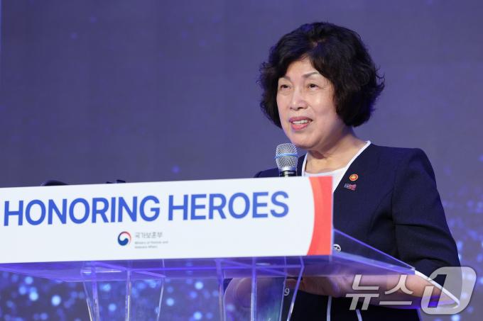 [사진] 감사 인사 전하는 강정애 장관
