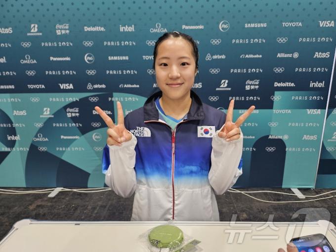 탁구 국가대표 신유빈이 29일(한국시간) 열린 2024 파리 올림픽 64강에서 승리한 뒤 취재진과 만나 포즈를 취하고 있다. ⓒ News1