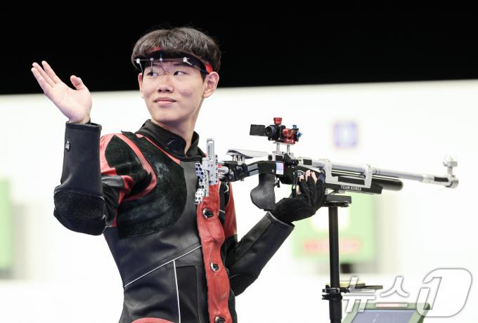 [사진] 손 흔들며 인사하는 최대한