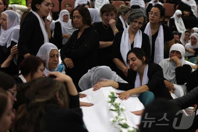 [사진] [포토]골란 축구장 포격 장례식…울부짖는 드루즈 여인들