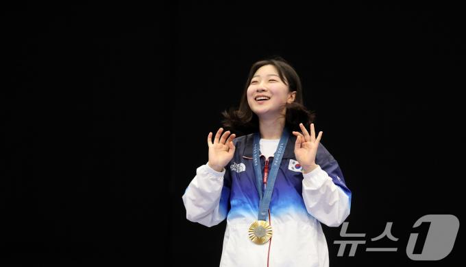 [사진] 미소 짓는 반효진