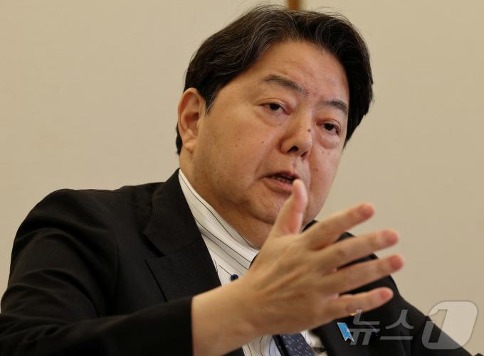 하야시 요시마사 일본 관방장관이 23일 (현지시간) 도쿄에서 인터뷰를 갖고 