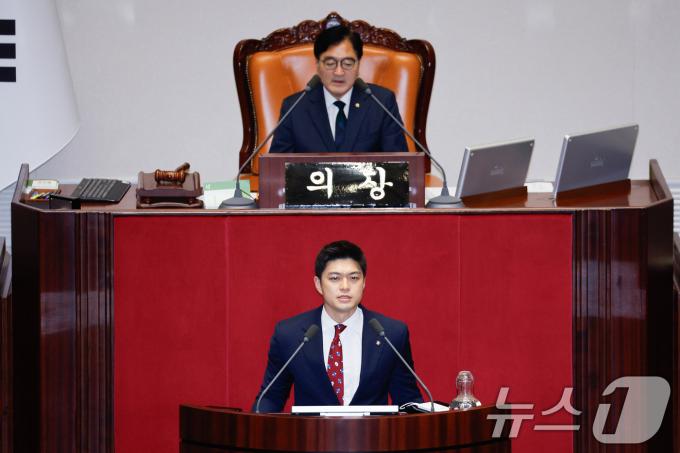 김용태 국민의힘 의원이 29일 오전 서울 여의도 국회 본회의장에서 '방송 4법' 중 마지막 법안인 한국교육방송공사법(EBS법) 개정안에 반대하는 무제한 토론(필리버스터)을 하고 있다. 2024.7.29/뉴스1 ⓒ News1 안은나 기자