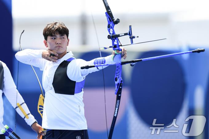 [사진] 활 시위 당기는 김제덕