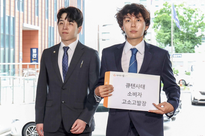 티몬·위메프 사태 피해자들 측 법률대리인 심준섭(왼쪽)·심규덕 변호사가 29일 오후 서울 강남경찰서에 도착해 큐텐을 상대로 사기 및 횡령 혐의 고발장을 접수하기 위해 민원실로 향하고 있다. /사진=뉴스1