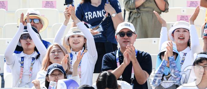 [사진] 정의선 회장·女 양궁대표팀 '한중전 응원하러 왔어요'