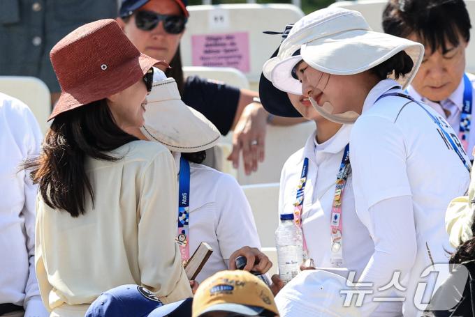 [사진] 여자 양궁대표팀과 기뻐하는 정지선 여사