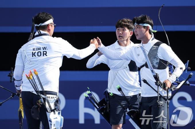 [사진] 서로 격려하는 남자 양궁대표팀