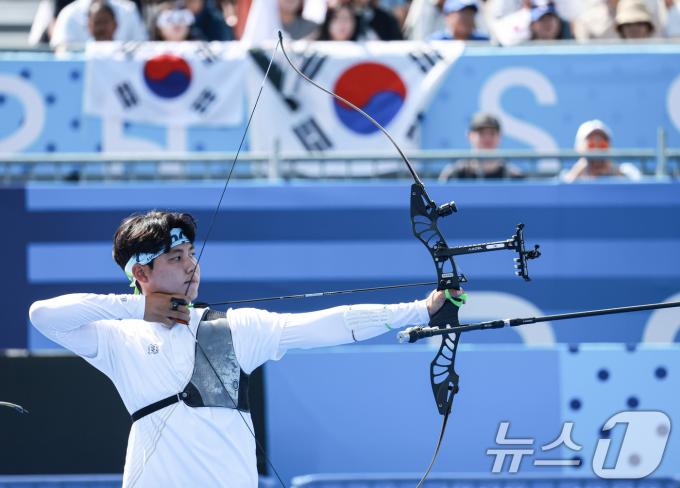 대한민국 양궁대표팀 이우석이 29일(한국시간) 프랑스 파리 앵발리드에서 열린 2024 파리올림픽 양궁 남자 단체전 준결승 중국과의 경기에서 활시위를 당기고 있다. 2024.7.29/뉴스1 ⓒ News1 박정호 기자