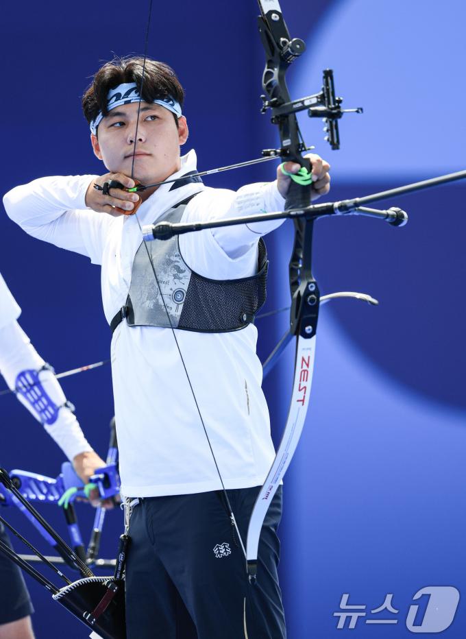 대한민국 양궁대표팀 이우석이 29일(한국시간) 프랑스 파리 레쟁발리드 특설 사로에서 열린 2024 파리올림픽 양궁 남자 단체전 일본과의 8강전에서 활시위를 당기고 있다. 2024.7.29/뉴스1 ⓒ News1 박정호 기자