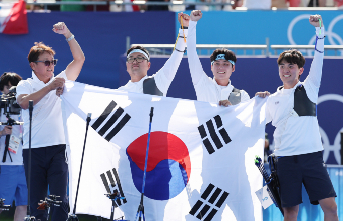 한국 양궁 남자 대표팀이 30일 오전(한국시각)에 열린 단체전에서 프랑스를 꺾고 우승을 차지하며 3연패를 달성했다. /사진=뉴시스