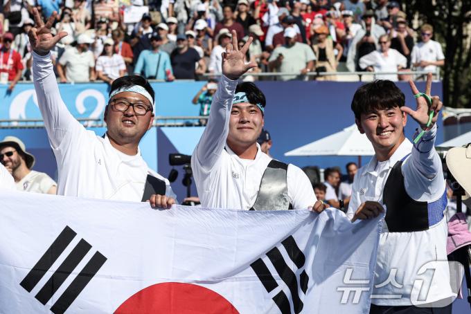 [사진] 3연패 세리머니하는 남자 양궁대표팀