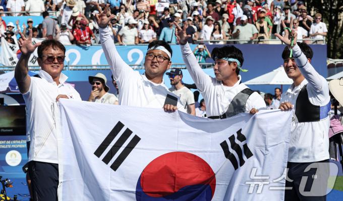 [사진] 금메달 획득한 남자 양궁대표팀 '3연패 세리머니'