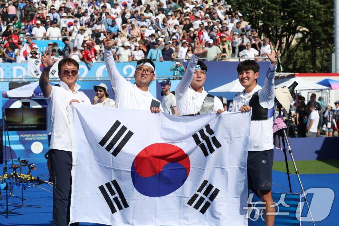 [사진] 올림픽 3연패 세리머니하는 남자 양궁대표팀
