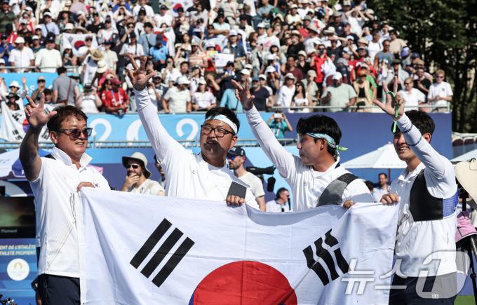 [사진] 3연패 세리머니 선보이는 남자 양궁대표팀
