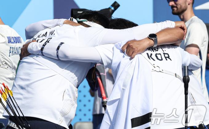 [사진] 남자 양궁 대표팀 '감동의 순간'