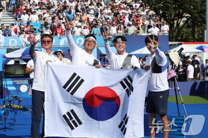 [사진] 3연패 세리머니하는 남자 양궁대표팀