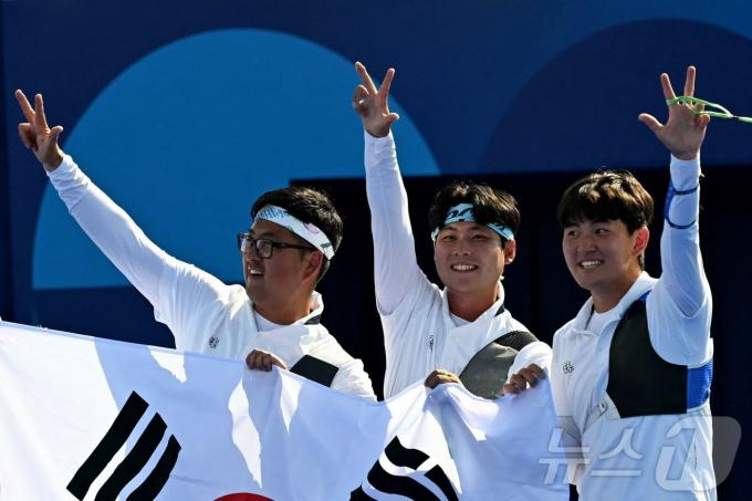 [사진] 남자 양궁 3총사, 올림픽 단체전 3연패 세 손가락     세리머니