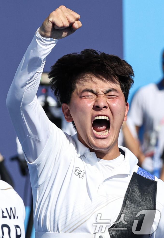 [사진] 김제덕 '주먹 불끈'