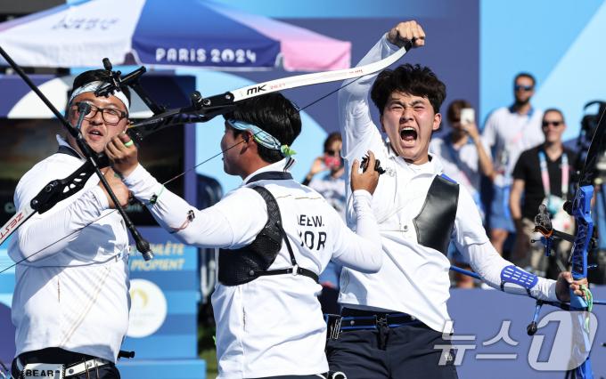 대한민국 양궁대표팀 김우진, 김제덕, 이우석이 30일(한국시간) 프랑스 파리 앵발리드에서 열린 2024 파리올림픽 양궁 남자 단체전 결승 프랑스와의 경기에서 금메달을 획득한 후 기뻐하고 있다. 2024.7.30/뉴스1 ⓒ News1 박정호 기자