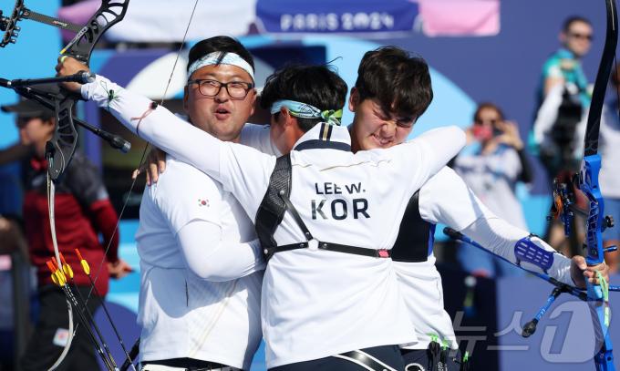 [사진] 올림픽 3연패에 기뻐하는 남자 양궁대표팀