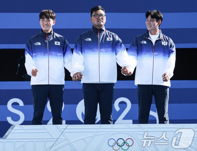 [사진] 남자 양궁대표팀 '시상대로'