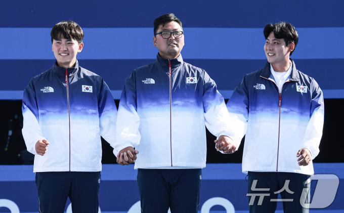 [사진] 손 맞잡은 남자 양궁대표팀