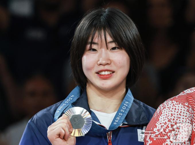 대한민국 유도대표팀 허미미 선수가 30일(한국시간) 프랑스 파리 샹 드 마르스 아레나에서 열린 2024 파리올림픽 유도 여자 -57kg 시상식에서 수여 받은 은메달을 들어보이고 있다. 2024.7.30/뉴스1 ⓒ News1 박정호 기자