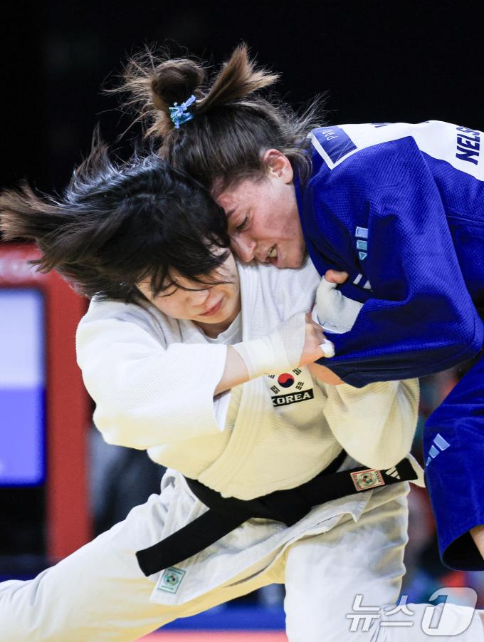 대한민국 유도대표팀 허미미 선수가 29일 오후 (한국시간) 프랑스 파리 샹 드 마르스 아레나에서 진행된 파리올림픽 유도 여자 -57kg 토너먼트 16강 경기에서 이스라엘의 팀나 넬슨 레비 선수와 자웅을 겨루고 있다. 2024.7.29/뉴스1 ⓒ News1 박정호 기자