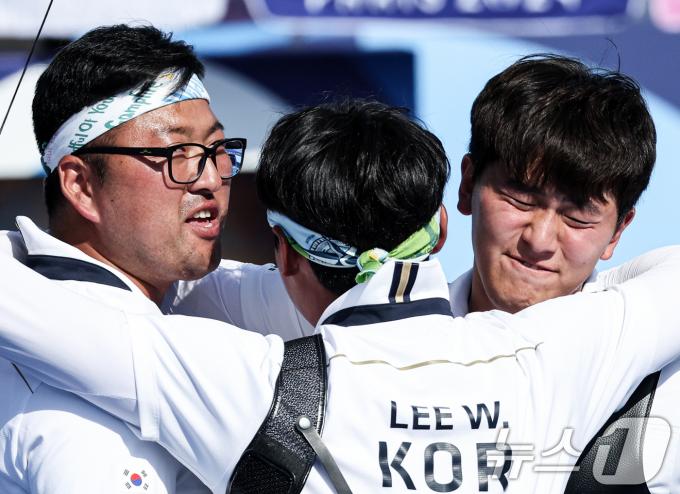 대한민국 양궁대표팀 김우진, 김제덕, 이우석이 30일(한국시간) 프랑스 파리 앵발리드에서 열린 2024 파리올림픽 양궁 남자 단체전 결승 프랑스와의 경기에서 금메달을 확정지은 후 기뻐하고 있다. 2024.7.30/뉴스1 ⓒ News1 박정호 기자