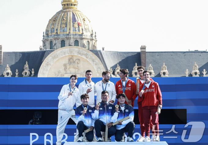 대한민국 양궁대표팀 김우진, 김제덕, 이우석이 30일(한국시간) 프랑스 파리 앵발리드에서 열린 2024 파리올림픽 양궁 남자 단체전 결승 시상식에서 기념촬영을 하고 있다. 2024.7.30/뉴스1 ⓒ News1 박정호 기자
