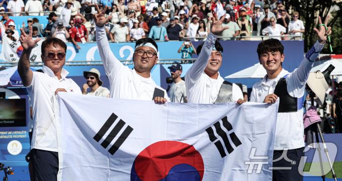 대한민국 양궁대표팀 김우진, 김제덕, 이우석, 박성수 감독이 30일(한국시간) 프랑스 파리 앵발리드에서 열린 2024 파리올림픽 양궁 남자 단체전 결승 프랑스와의 경기에서 금메달을 획득한 후 손가락 세개를 펴 보이며 3연패를 알리고 있다. 2024.7.30/뉴스1 ⓒ News1 박정호 기자